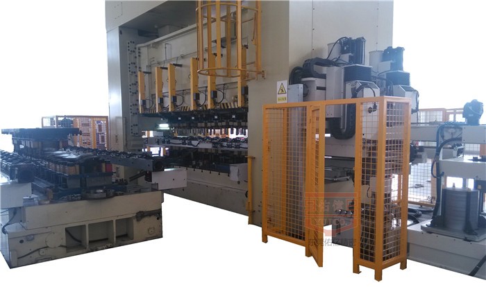三次元機(jī)械手需要配套哪些設(shè)備使用實(shí)現(xiàn)多工序沖壓生產(chǎn)？